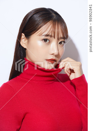 紅色針織的年輕女子的美麗肖像 98902841