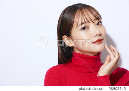 紅色針織的年輕女子的美麗肖像 紅色針織的年輕女子的美麗肖像 98902843