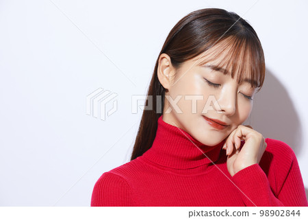 紅色針織的年輕女子的美麗肖像 紅色針織的年輕女子的美麗肖像 98902844