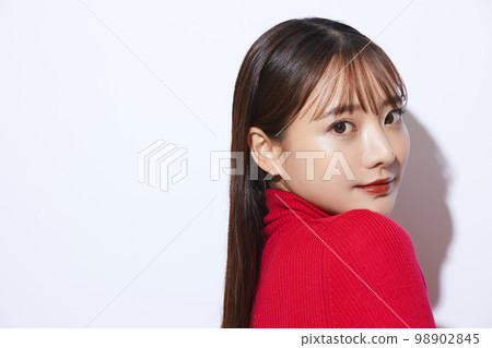 紅色針織的年輕女子的美麗肖像 紅色針織的年輕女子的美麗肖像 98902845