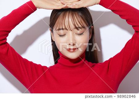 紅色針織的年輕女子的美麗肖像 紅色針織的年輕女子的美麗肖像 98902846