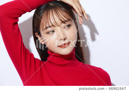 紅色針織的年輕女子的美麗肖像 紅色針織的年輕女子的美麗肖像 98902847