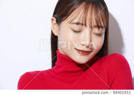 紅色針織的年輕女子的美麗肖像 98902852