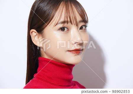 紅色針織的年輕女子的美麗肖像 98902853