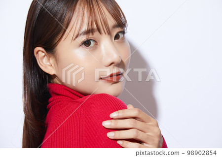 紅色針織的年輕女子的美麗肖像 98902854