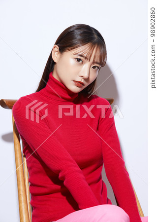 紅色針織的年輕女子的美麗肖像 98902860