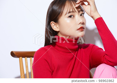 紅色針織的年輕女子的美麗肖像 98902862