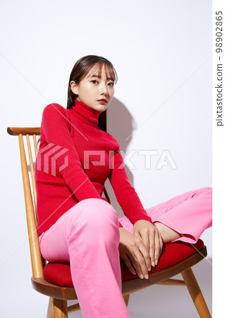 紅色針織的年輕女子的美麗肖像 98902865