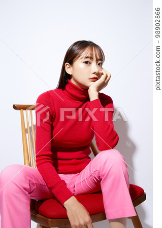 紅色針織的年輕女子的美麗肖像 98902866