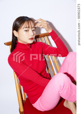 紅色針織的年輕女子的美麗肖像 98902873