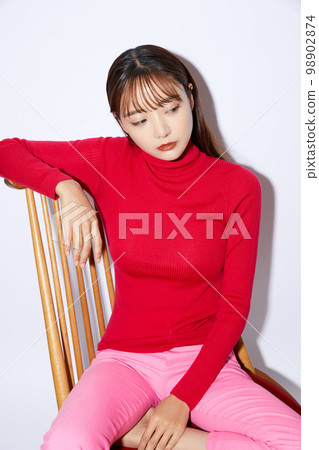 紅色針織的年輕女子的美麗肖像 98902874