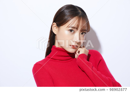 紅色針織的年輕女子的美麗肖像 98902877