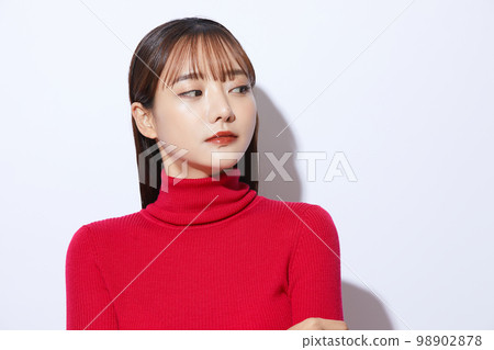 紅色針織的年輕女子的美麗肖像 98902878