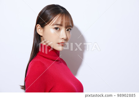 紅色針織的年輕女子的美麗肖像 98902885