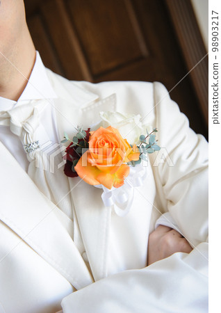 胸花、紅色和橙色玫瑰、新郎燕尾服胸前 98903217