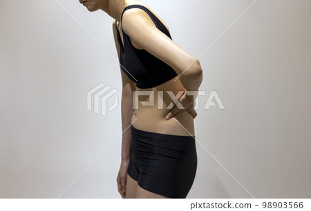 一名身穿黑色運動服的女性仰面站立的側視圖 98903566