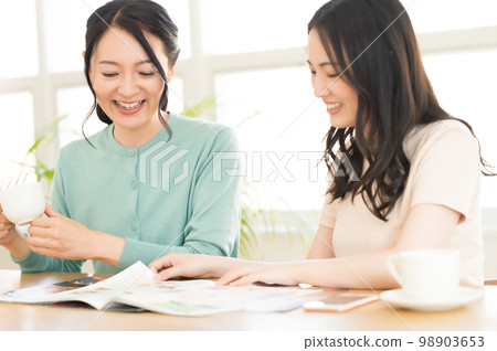 兩位女士邊看小冊子邊諮詢 兩位女士邊看小冊子邊諮詢 98903653