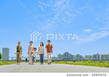 Three generations of families walking along the riverbed 98904038