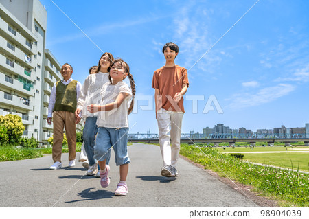 Three generations of families walking along the riverbed 98904039