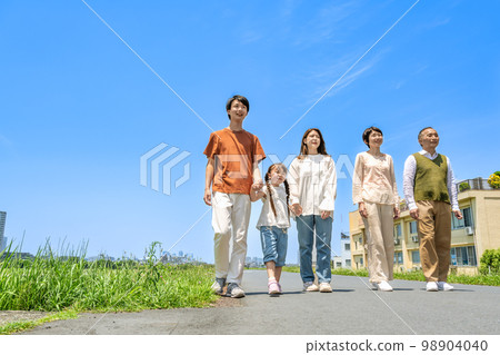 沿著河床行走的三代家庭 沿著河床行走的三代家庭 98904040
