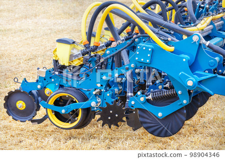 A fragment of a seeder with a mechanism for precise distribution of seeds with a coupling of a multi-row disc harrow. A fragment of a seeder with a mechanism for precise distribution of seeds with a coupling of a multi-row disc harrow. 98904346