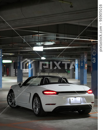 晚上站在多層停車場的保時捷 718 Boxster 晚上站在多層停車場的保時捷 718 Boxster 98905016