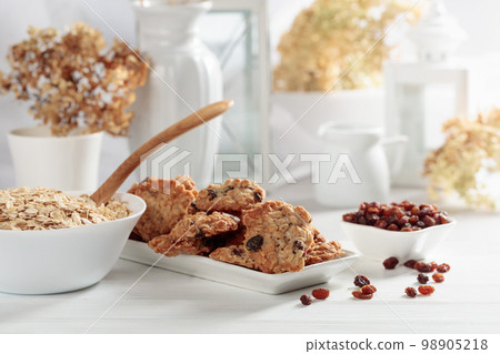 Oatmeal raisin cookies. 98905218