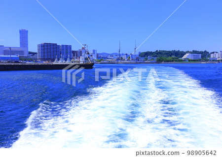 神奈川縣橫須賀市離開三ika碼頭的風景 98905642