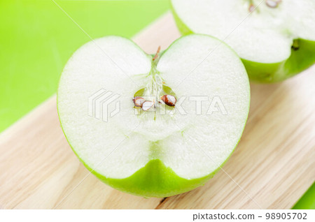 Granny Smith cut in half Granny Smith cut in half 98905702