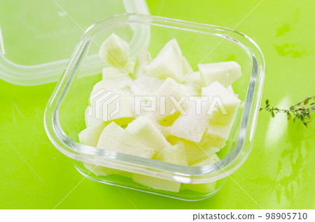 Granulated sugar over finely chopped green apple Granulated sugar over finely chopped green apple 98905710