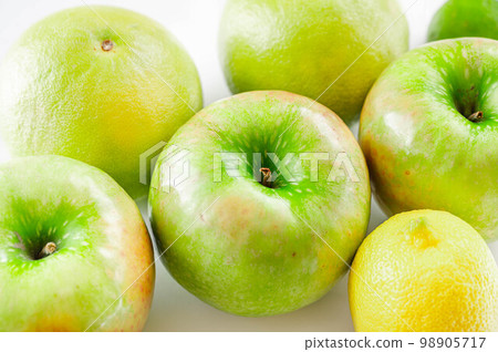 Green fruit 98905717