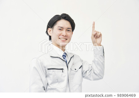 一個穿著工作服的男人朝上 白色背景 98906469