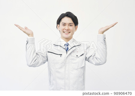 穿著工作服的男士手掌白色背景指向兩側 98906470