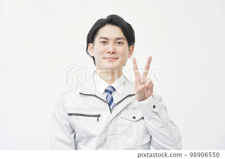 一個穿著工作服的男人在白色背景上做和平標誌 98906550