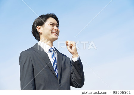 商人在藍天背景外做膽量姿勢 98906561