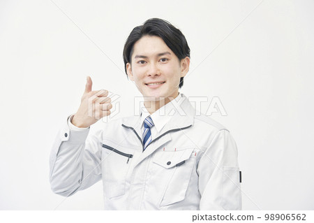 一個穿著工作服的男人給出了一個好兆頭 白色背景 98906562