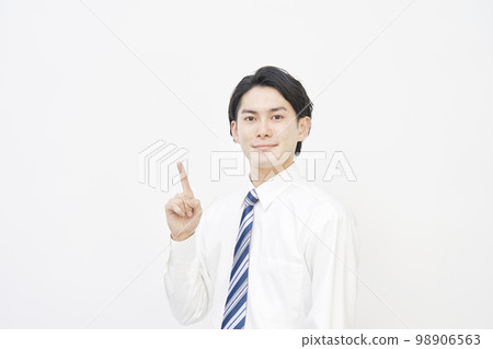 指向左邊的商人白色背景 98906563