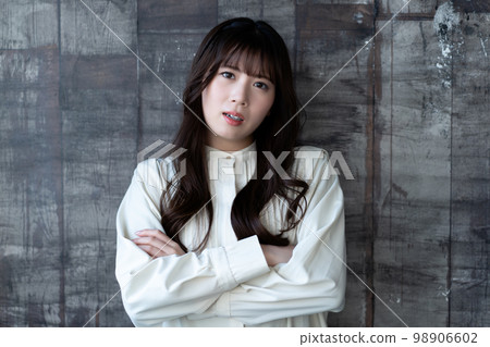 An angry woman 98906602