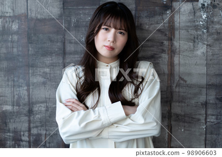 An angry woman 98906603