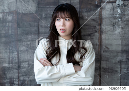 An angry woman 98906605