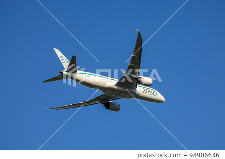 Passenger aircraft ZIPAIR and Boeing 787 that took off from Narita Airport 98906636