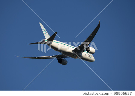 Passenger aircraft ZIPAIR and Boeing 787 that took off from Narita Airport 98906637