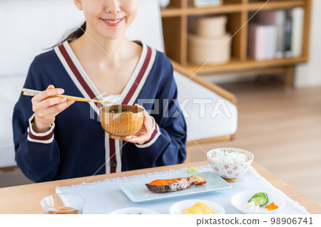 吃早餐的年輕女人 98906741