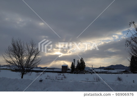 Sunlight through the gaps in the clouds Sunlight through the gaps in the clouds 98906976