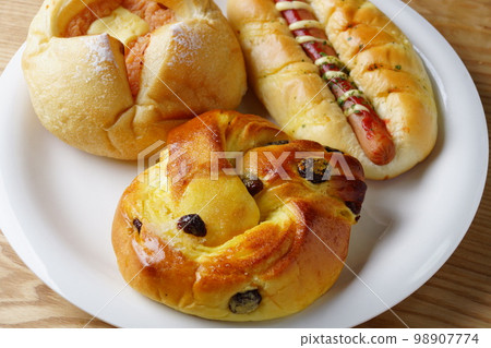 Delicatessen bread, sweet bun 98907774
