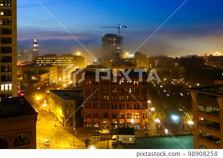 Dawn in Seattle, USA, the city hazy in the morning mist 98908258
