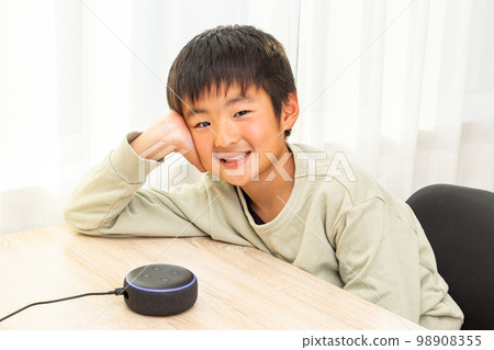 男孩與智能揚聲器交談 男孩與智能揚聲器交談 98908355