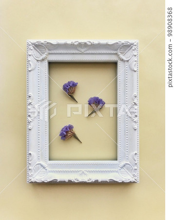 紫色乾花和相框 98908368