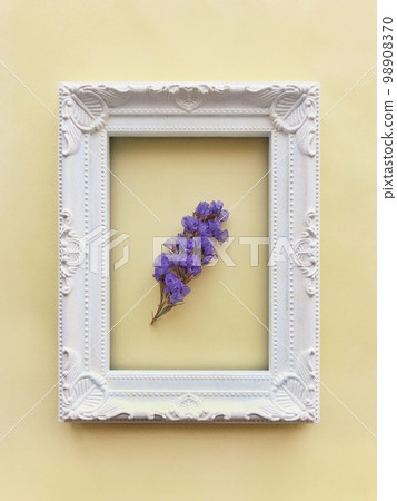 紫色乾花和相框 98908370
