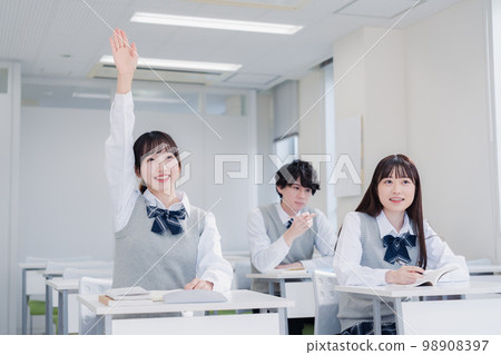 高中女生在課堂上舉手 98908397